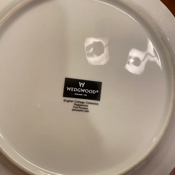 Wedgewood English Cottage Dinner Plates: Cream - Picture 4 of 4